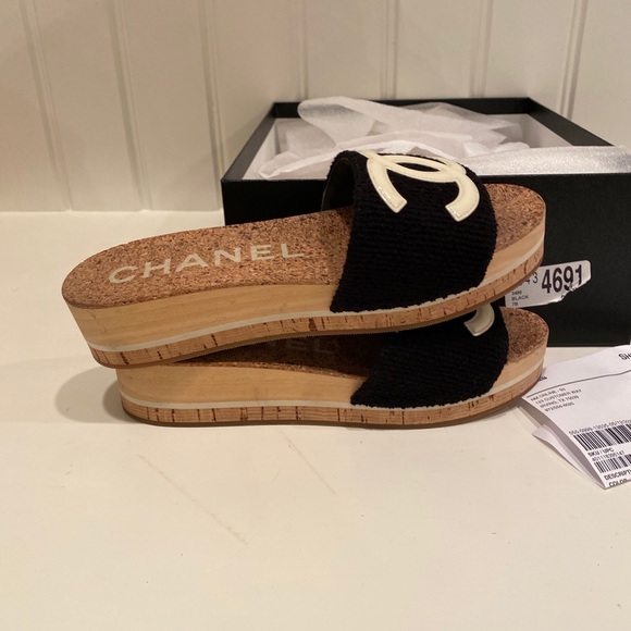 Chanel black and cream CC slides - Picture 3 of 12